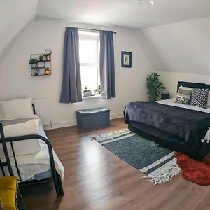 https://phenix-central-huge-3-bed-super-equipped-apartment.cardiffhotelswales.com